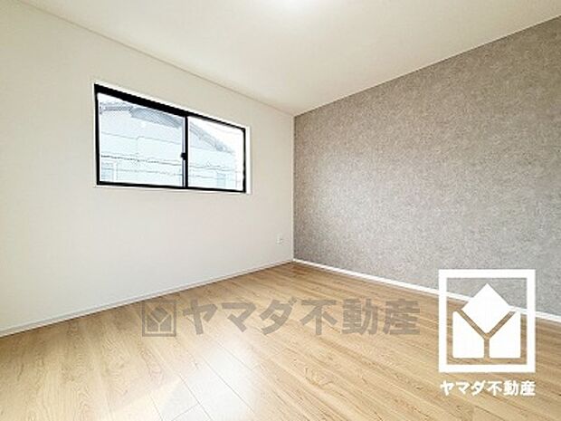 約7.7帖の2階洋室です。アクセントクロスを取り入れたおしゃれな洋室で、リラックスしたひとときを過ごせます。