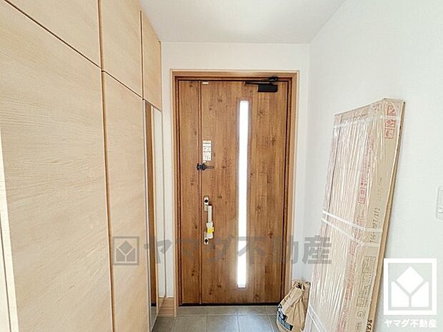 ドアの窓から光が差し込み、外出時にも帰宅時にも、明るい気持ちになれる玄関です。シューズボックスはお出かけの前のチェックにも便利な鏡付きです。