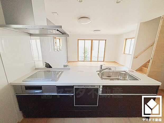 カウンターキッチンなので配膳や片付けがしやすく、お料理中でもお子様の様子が分かって安心です。