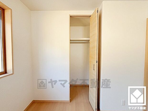 クローゼットは奥行きがあるので、収納力も申し分ありません。