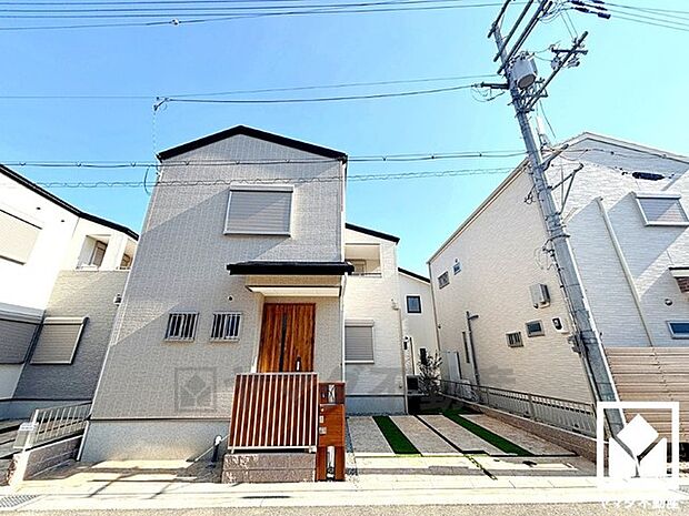 エコキュート搭載。ヒートポンプ技術で効率よくお湯を沸かすため、電気代がお得になります。火を使わないので安全性が高く、断水時にも貯めてあるお湯を生活用水として使用することができます。