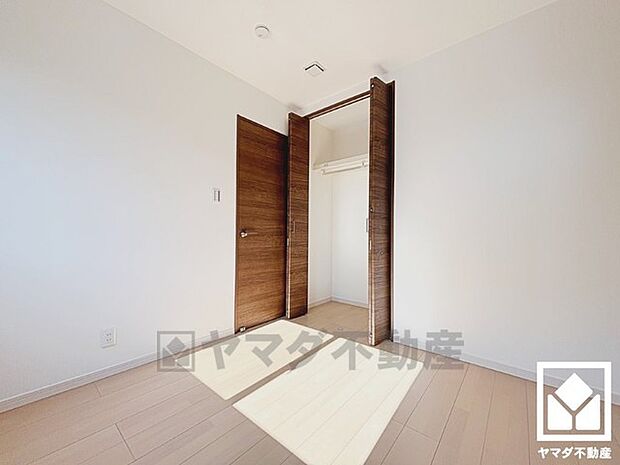 約4.6帖の南側洋室です。独立した居室なのでプライベートな時間をゆったり過ごせそうです。