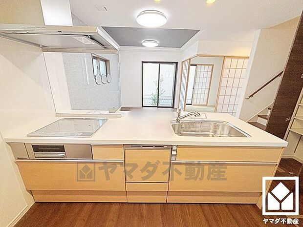 カウンターキッチンなので配膳や片付けがしやすく、お料理中でもお子様の様子が分かって安心です。