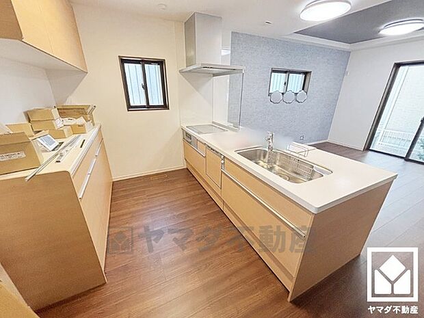 キッチンには窓がございますので、昼間は手元が明るく、お料理がはかどります。