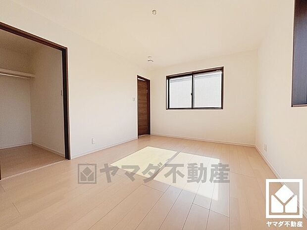 約8.7帖の洋室です。ウォークインクローゼット付きのお部屋で整理整頓しやすいです。