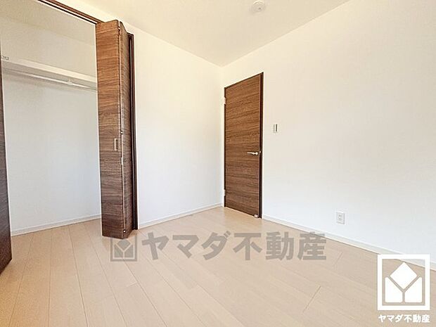 約4.6帖の北側洋室です。お子様のお部屋などにも丁度良い広さです。