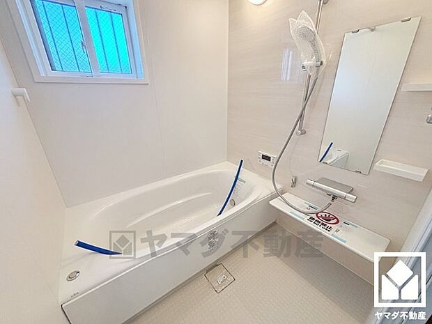 1日の疲れを癒す浴室でゆったりリフレッシュ。小窓が付いているので明るく、こもりがちな湿気もすぐ取り除くことができます。