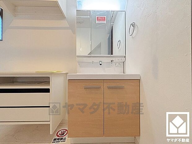 収納付きでスッキリお使い頂ける3面鏡の洗面台です。洗面ボウルが広めなので、忙しい朝でも身支度がしやすく時短になります。