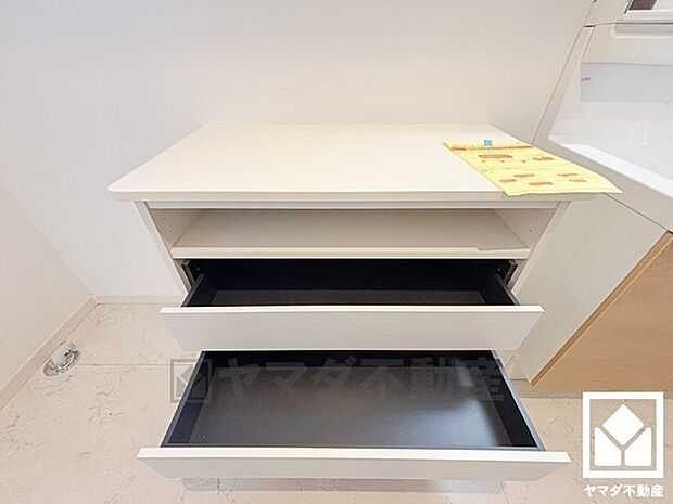 洗面台の隣にはキャビネットが設置されています。生活感の出やすい小物を隠して収納できるので、洗面室がスタイリッシュで清潔感のある印象になります。