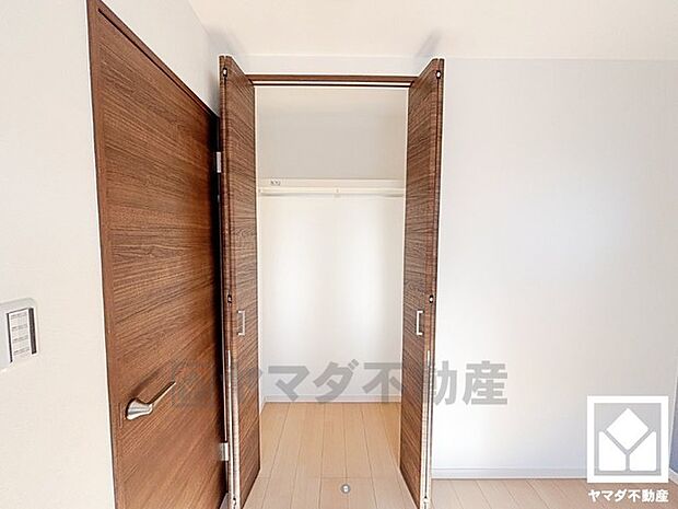 クローゼットは奥行きがあるので、収納力も申し分ありません。