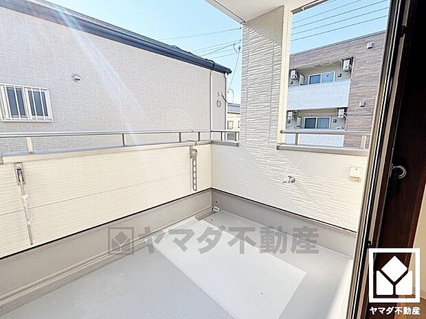 南向きバルコニーで陽当たり、風通し良好。屋根付きなので急な雨の日も安心ですね。水栓・防水コンセントも設置されており、多用途にご利用いただけます。