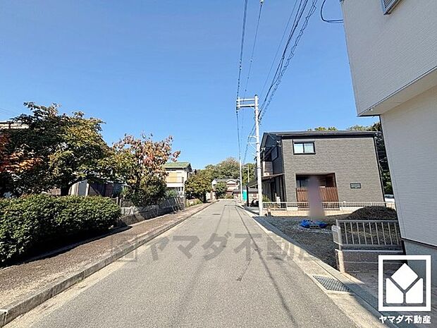 前面道路幅員約6.7mとゆったりとした広さがあるのでファミリーカー等の車の出入れも楽にできます。