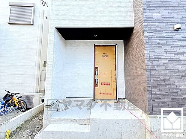 阪神電鉄本線「杭瀬」駅まで徒歩約11分、JR「御幣島」駅まで徒歩約25分、JR福知山線「尼崎」駅まで徒歩約26分、阪神電鉄なんば線「大物」駅まで徒歩約26分の立地。