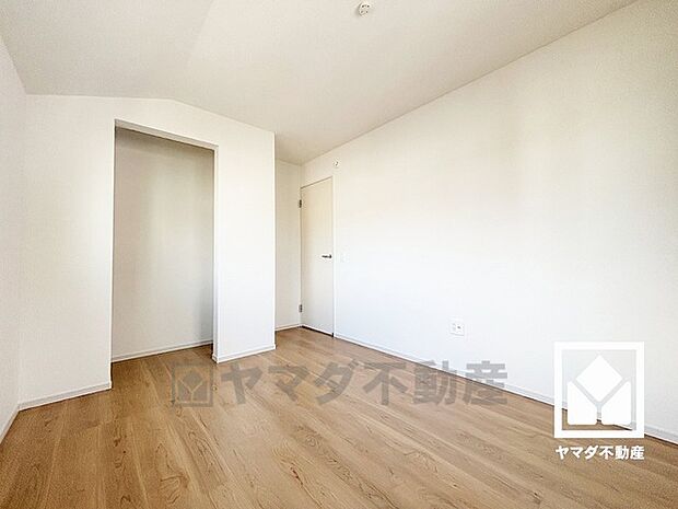 約6帖の洋室です。大きなクローゼット付きのお部屋で整理整頓しやすいです。