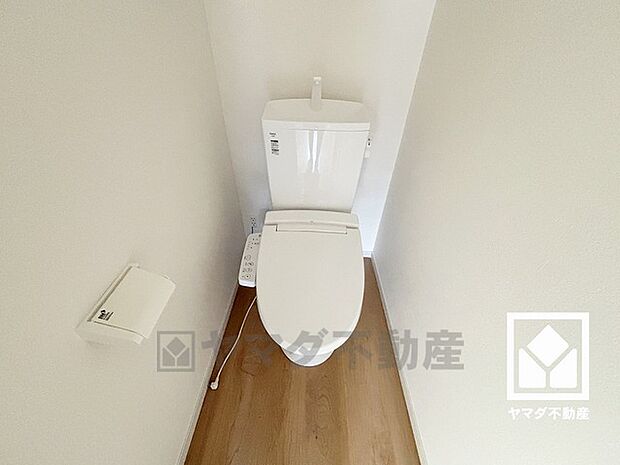 トイレが1階と2階にあるので、朝の忙しい時間にも混雑せず快適です。温水洗浄便座付きで、季節を問わずいつでも温かい便座をお使いいただけます。