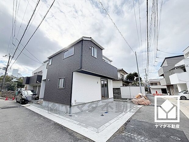 阪神電鉄本線「杭瀬」駅まで徒歩約11分、JR東西線「御幣島」駅まで徒歩約25分、JR福知山線「尼崎」駅まで徒歩約26分、阪神電鉄なんば線「大物」駅まで徒歩約26分の立地。