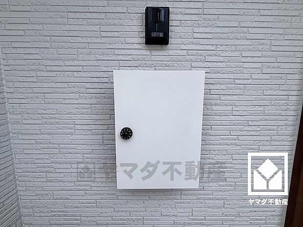 スッキリとしたスタイリッシュなデザインのダイヤル錠付きポストが設置されています。