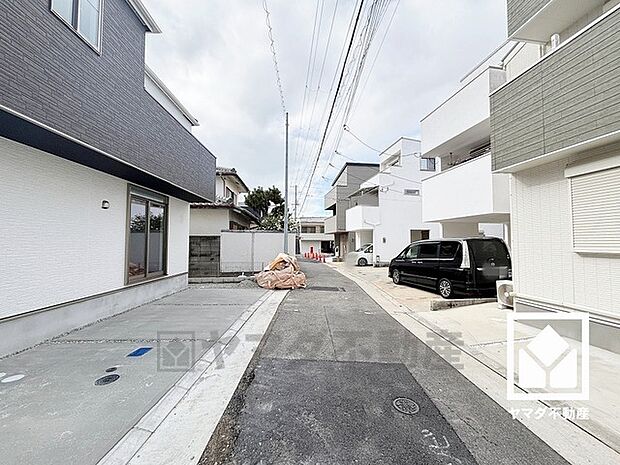 開放感のある北東・北西角地で風通し良好。車の出し入れもしやすい立地です。