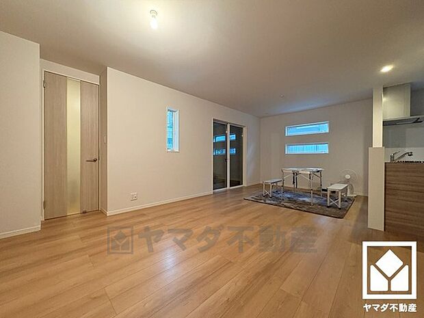 広々18帖のLDKが魅力。家族全員がリラックスできる、ゆったりとした快適リビングで温かい団らんの時間を。