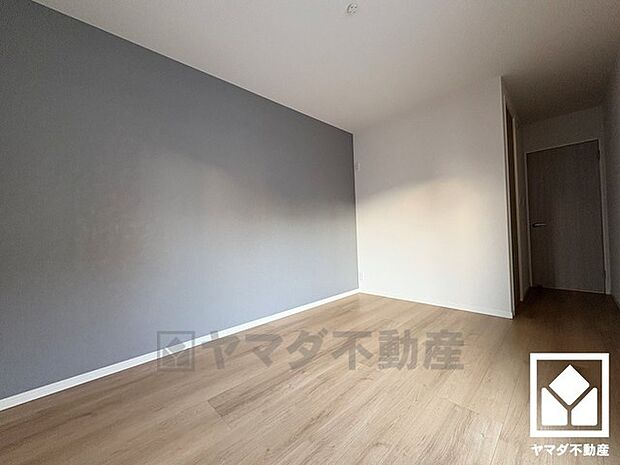 約7帖の2階洋室です。大きなウォークインクローゼット付きのお部屋で整理整頓しやすいです。