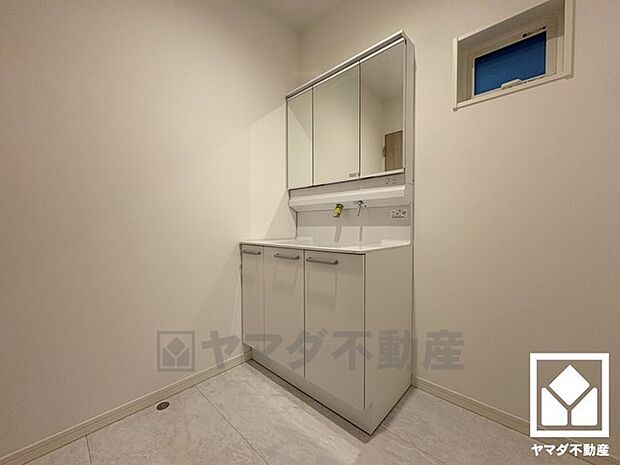 小さなお子様のお風呂上りもこのスペースがあればゆったりとして頂けます。室内洗濯機置場がございますので、天候に左右されず洗濯していただけます。