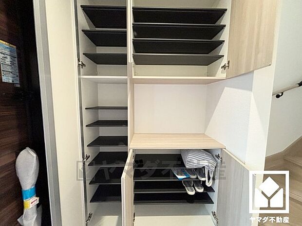 玄関にはシューズボックスを完備。家族の靴もしっかり収納できるので、玄関がいつも片付き、気持ちよくお客様を迎えられます。