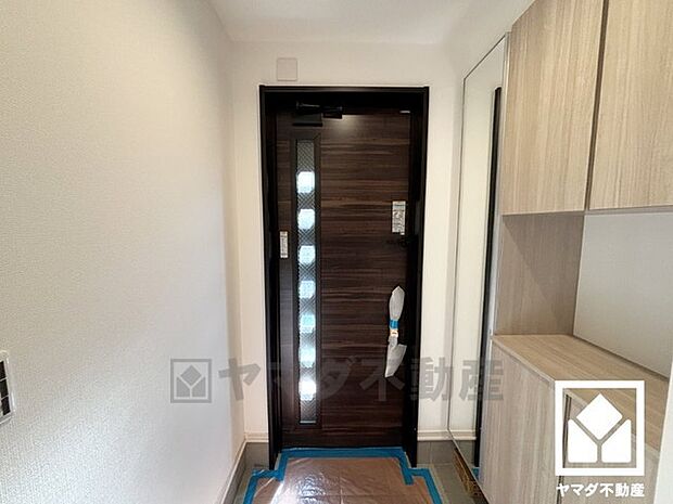 ドアの窓から光が差し込み、外出時にも帰宅時にも、明るい気持ちになれる玄関です。防犯性と利便性を両立したスマートキーを採用しています。