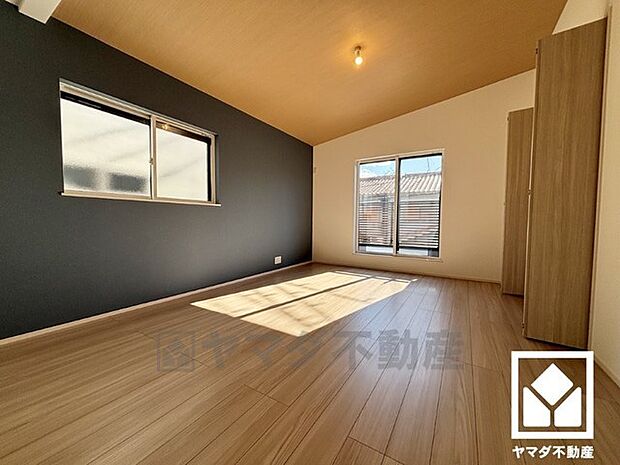 プライバシー・採光に配慮された広々17帖の2階リビングが魅力。家族全員がリラックスできる、ゆったりとした快適リビングで温かい団らんの時間を。