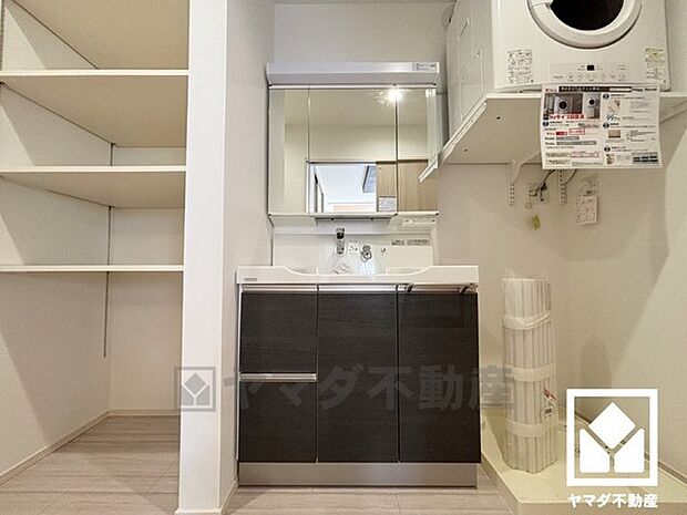 収納付きでスッキリお使い頂ける3面鏡の洗面台です。幅900mmのワイドなカウンターで、忙しい朝でも身支度がしやすく時短になります。