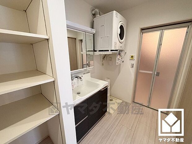 ガス衣類乾燥機「乾太くん」付き。雨や花粉、PM2.5などが気になる日でも、天候に左右されずふんわりと洗濯物を乾かせます。シワがつきにくいのも嬉しいポイント。