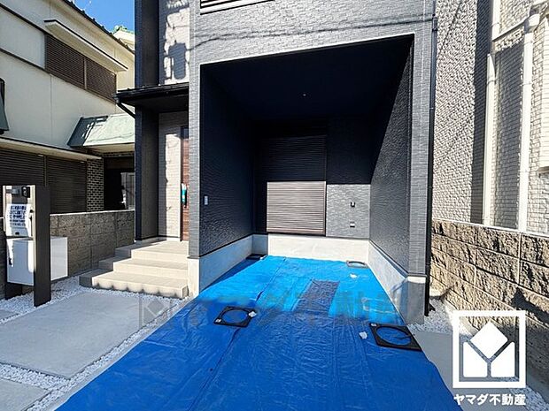 駐車スペース確保。玄関のそばで荷物の上げ下ろしができるので便利です。EVコンセントもございます。