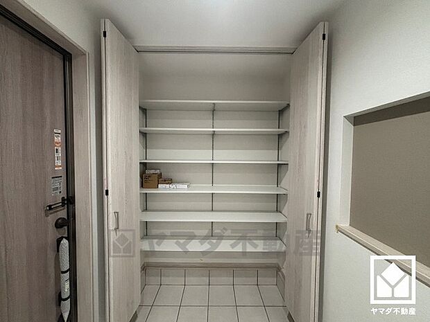 玄関にはシューズボックスを完備。家族の靴もしっかり収納できるので、玄関がいつも片付き、気持ちよくお客様を迎えられます。