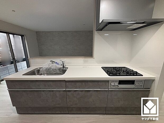 対面式キッチンなのでお料理中でもお子様の様子が分かって安心です。毎日の料理がもっとスムーズになる、便利な3口コンロ付き。