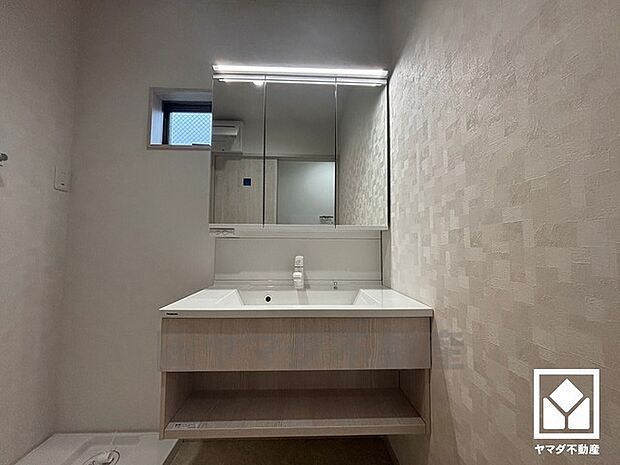 収納付きでスッキリお使い頂ける3面鏡の洗面台です。ワイドなカウンターで、忙しい朝でも身支度がしやすく時短になります。