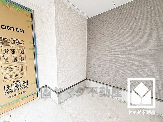 広々21.3帖のLDKが魅力。中庭に面しており開放感のある空間です。家族全員がリラックスできる、ゆったりとした快適リビングで温かい団らんの時間を。