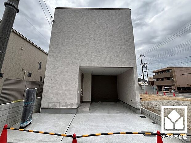 リビングと繋がる広々とした中庭もあり、プライバシーに配慮された明るく開放的な空間でおうちカフェなども楽しめます。