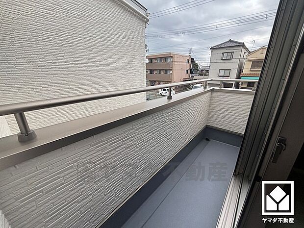 南向きバルコニーで陽当たり、風通し良好。バルコニーが2か所ございますので、お洗濯物をたっぷりと干す事ができます。