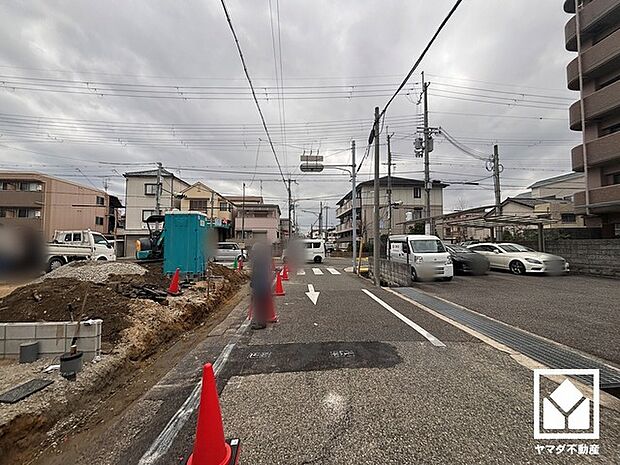 前面道路幅員約6.0mとゆったりとした広さがあるのでファミリーカー等の車の出入れも楽にできます。