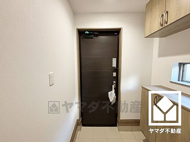 玄関は断熱ドアとなっております。室内へ出入りする熱の多くがドアからとなっており、断熱ドアを設置することで熱の出入りを抑止し、室内温度を安定させます。