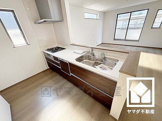 対面式キッチンなのでお料理中でもお子様の様子が分かって安心です。キッチン横には窓がございますので、昼間は手元が明るく、お料理がはかどります。