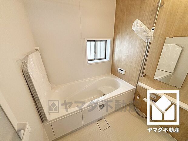 浴室1坪以上でゆったり足が伸ばせるので、毎日の疲れを癒やすバスタイムを実現。ナチュラルな木目調のアクセントパネルは落ち着いた雰囲気を演出してくれます。