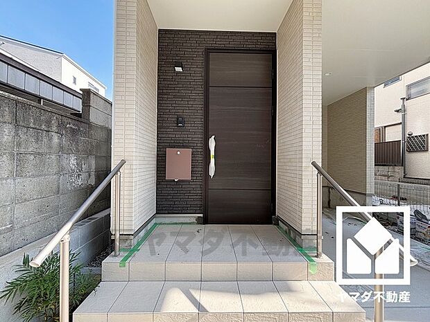 3段階中最も高いレベルの耐震等級3を取得。災害復興拠点に求められる水準の耐震性を備えた住宅です。着工から完成まで第三者機関による計4回の検査を通過した物件のみ引渡しを行います。