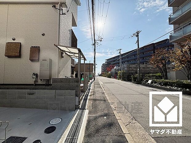 前面道路幅員約7.8m(歩道約1.5m)とゆったりとした広さがあるのでファミリーカー等の車の出入れも楽にできます。