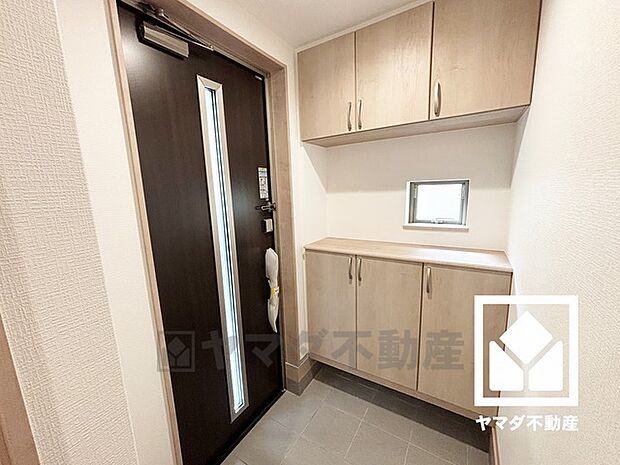 2面採光の窓から光が差し込み、外出時にも帰宅時にも、明るい気持ちになれる玄関です。