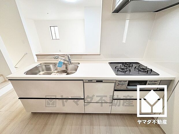 家族のごはん作りがはかどる、同時調理ができる3口コンロ付きキッチン。毎日の家事の負担を軽減でき、水道代の節約にもなる食器洗乾燥機もございます。