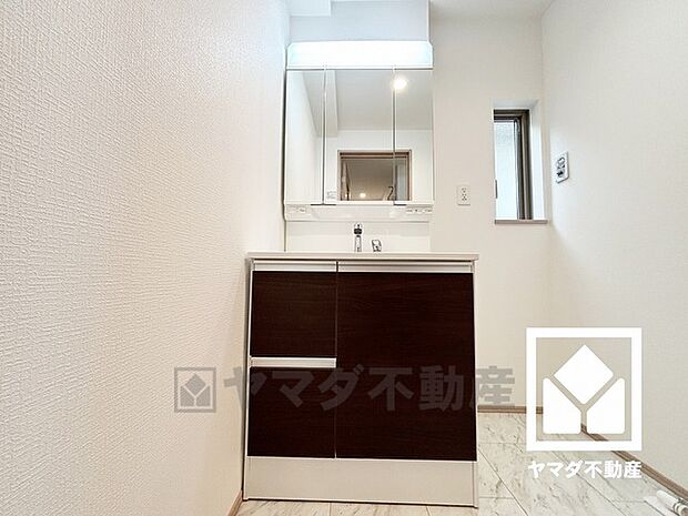 収納付きでスッキリお使い頂ける3面鏡の洗面台です。洗面ボウルが広めなので、忙しい朝でも身支度がしやすく時短になります。