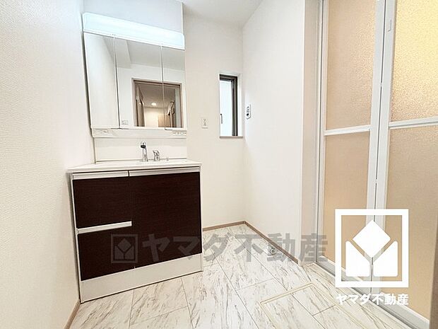 小さなお子様のお風呂上りもこのスペースがあればゆったりとして頂けます。室内洗濯機置場がございますので、天候に左右されず洗濯していただけます。