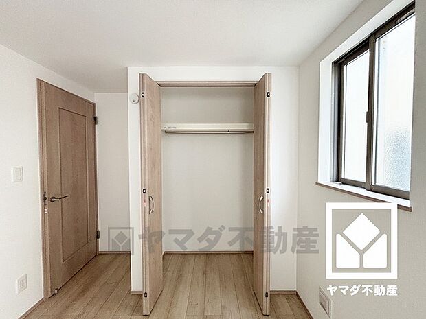 新たに家具を買わなくても良いので、ハンガーパイプ付きのクローゼットは嬉しいですね。