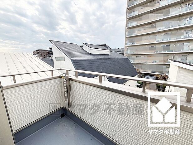 バルコニーが2階と3階に1か所ずつございますので、お洗濯物をたっぷりと干す事ができます。