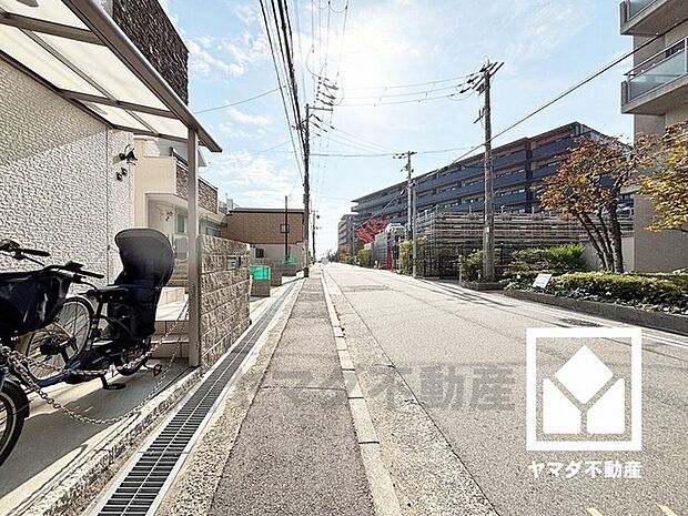 前面道路幅員約7.8m(歩道約1.5m)とゆったりとした広さがあるのでファミリーカー等の車の出入れも楽にできます。